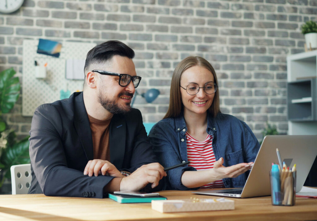 2-people-on-laptop